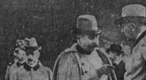 L’archiduc François-Ferdinand, dans un rendez-vous de chasse, s’entretient avec le généralissime de Moltke. Derrière eux, l’empereur d’Allemagne.